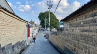 “爷爷,我真不嫌脏......”,8年级女孩帮环卫工人收拾洒落的垃圾,为善良的姑娘点赞!